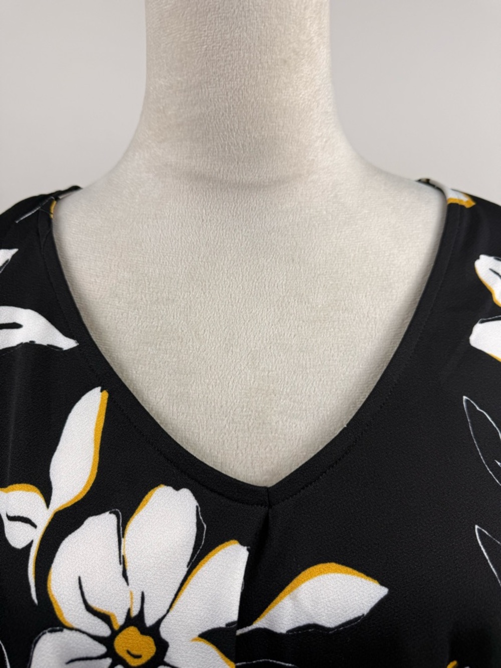 Jules & Leopold Black Tunic with White and Yellow Floral print size 1X - Picture 3 of 9
